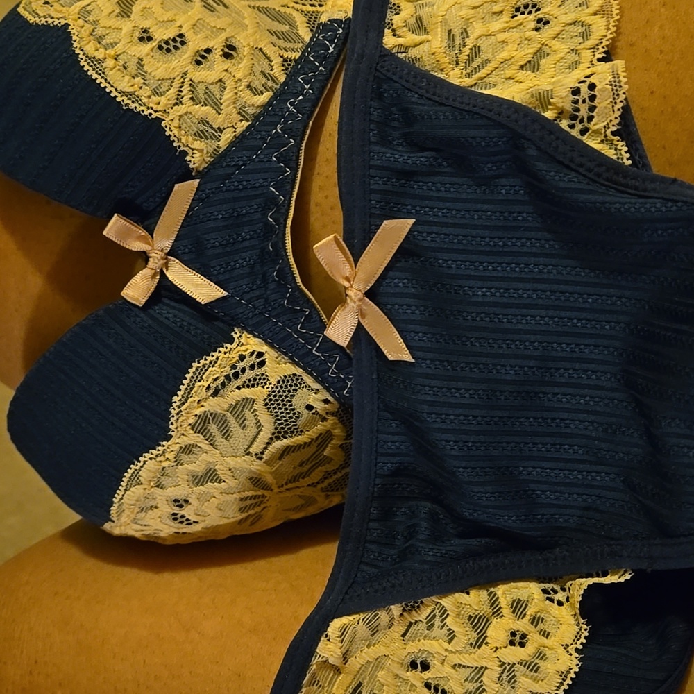 Elegant Cream and Blue Lace Lingerie Set - Picture 5 of 7